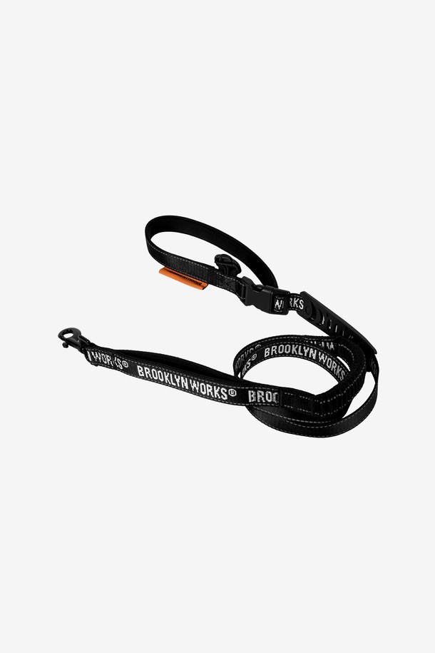 BW 펫 리드줄은 반려동물과의 안전하고 즐거운 산책을 위한 필수 아이템입니다. 블랙 색상으로 제작되었으며, 충격 흡수 기능과 길이 조절 기능을 갖춰 편안한 착용감을 제공합니다. 손잡이, D링, 버클, 스토퍼 등의 디자인과 더불어, 야간 안전을 위한 반사 스티치가 적용되어 안전성을 높였습니다. 이중 손잡이 구조와 허리 착용이 가능하여 더욱 편리하게 사용할 수 있으며, 산책 시 반려동물의 안전을 책임집니다. 나일론, 폴리에스테르, 네오프렌, 실리콘 등 튼튼한 소재로 제작되어 튼튼합니다.
