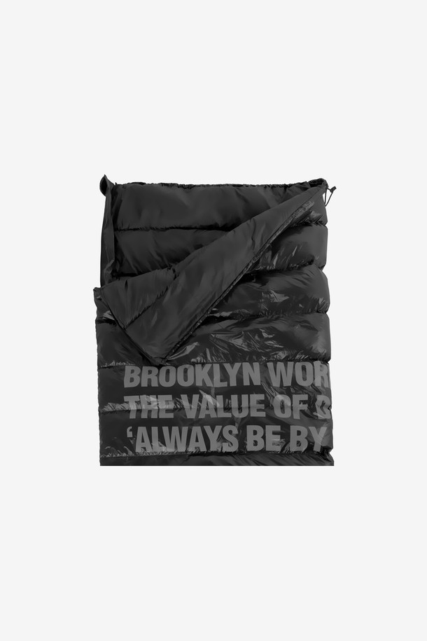 BW 사각 다운 침낭 800은 캠핑과 백패킹에 적합한 겨울용 침낭입니다. 블랙 색상에 무지 디자인으로 제작되었으며, 나일론과 폴리에스테르 소재를 사용하여 내구성과 방수 기능을 갖췄습니다. 두꺼운 두께감으로 보온성을 높였으며, 다운 충전재와 800 필파워로 뛰어난 보온력을 제공합니다. 사각 형태의 디자인으로 넉넉한 공간을 제공하여 편안한 수면을 돕습니다. 
