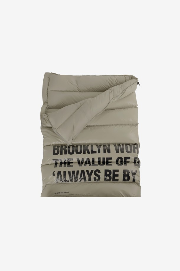 BW 사각 다운 침낭 800은 캠핑에 적합한 겨울용 침낭입니다. 베이지 색상의 나일론 소재로 제작되었으며, 보온 및 방수 기능을 갖춰 쾌적한 캠핑을 돕습니다. 두꺼운 두께감과 사각 형태로 제작되어 넉넉한 공간을 제공하며, 레터링 무늬가 포인트로 디자인되었습니다. 800 필파워 다운 충전재를 사용하여 뛰어난 보온성을 자랑하며, 휴대와 보관이 용이한 캐리백이 함께 제공됩니다.
