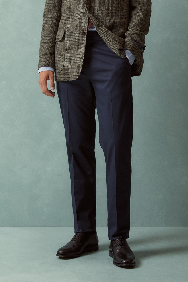 네이비 컬러의 레귤러핏 코튼 스트레치 어드밴티지 치노 (BBPCMFZ502)입니다. 면 소재로 제작되어 봄, 가을에 착용하기 좋으며, 베이직하고 클래식한 스타일을 연출합니다. 출근룩 또는 비즈니스 캐주얼에 적합하며, 미니멀하고 클래식한 분위기를 더합니다. 레귤러핏으로 편안한 착용감을 제공하며, 스트레치 기능이 있어 활동성을 높여줍니다. 무지 디자인으로 다양한 상의와 손쉽게 매치할 수 있습니다.
