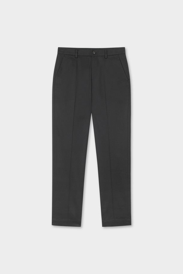 레귤러핏 코튼 스트레치 어드밴티지 치노 (블랙)는 베이직하고 캐주얼한 스타일의 남성용 치노 팬츠입니다. 부드러운 촉감의 면 소재에 스트레치 기능이 더해져 편안한 착용감을 선사합니다. 봄, 여름, 가을 시즌에 활용하기 좋으며, 출근룩이나 비즈니스 캐주얼 스타일에도 잘 어울립니다. 미니멀하고 클래식한 스타일을 선호하는 분들께 추천하며, 레귤러핏으로 제작되어 편안한 핏을 제공합니다. 무지 디자인의 블랙 컬러로 다양한 상의와 손쉽게 매치할 수 있습니다.
