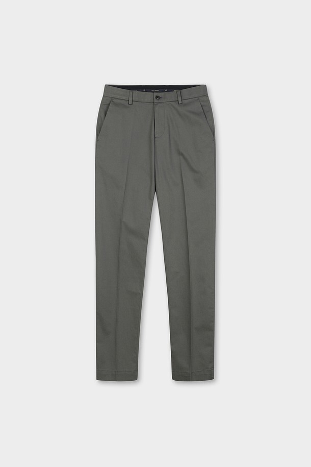 레귤러핏 코튼 스트레치 어드밴티지 치노 (마그넷) (BBPCMFZ502)는 남성용 치노 팬츠입니다. 부드러운 촉감의 면과 스판덱스 혼방 소재로 제작되어 편안한 착용감을 제공하며, 봄, 가을에 적합합니다. 베이직하고 캐주얼한 스타일로, 레귤러핏 디자인과 무지 패턴이 특징입니다. 출근룩과 비즈니스 캐주얼에 활용하기 좋으며, 캐주얼, 클래식, 미니멀 스타일을 즐겨 입는 분들께 추천합니다. 색상은 마그넷과 그레이 두 가지로 출시되었습니다.
