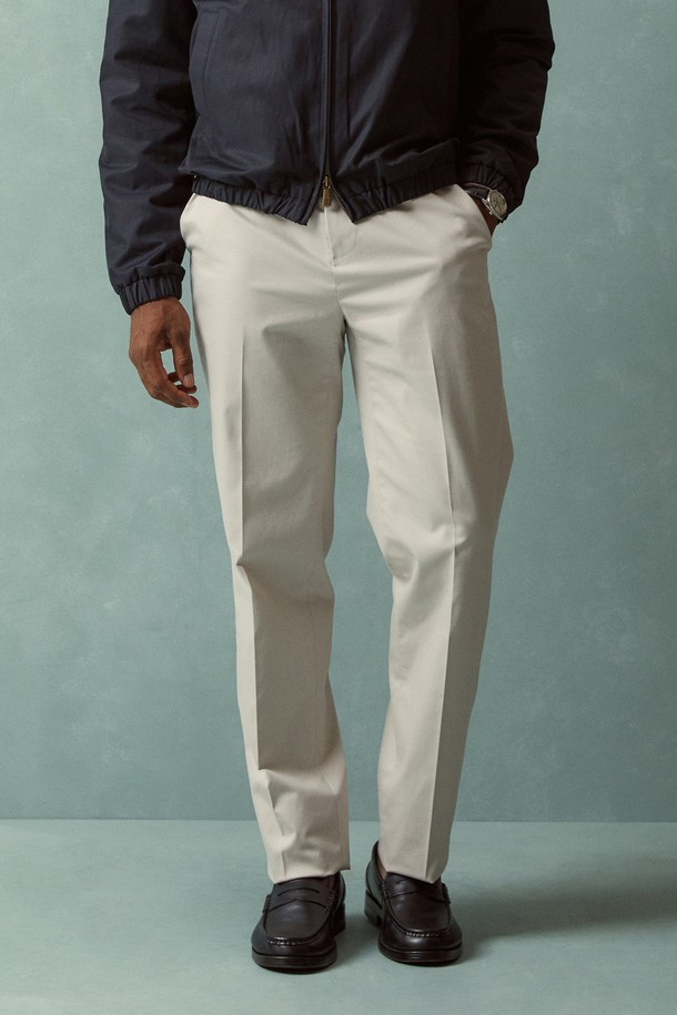 레귤러핏 코튼 스트레치 어드밴티지 치노 (스톤) (BBPCMFZ502)는 남성용 치노팬츠입니다. 부드러운 촉감의 면과 스판덱스 혼방 소재로 제작되어 편안한 착용감을 제공하며, 사계절 활용 가능합니다. 레귤러핏 스트레이트 디자인으로 베이직하고 클래식한 스타일을 연출하며, 출근룩 및 비즈니스 캐주얼에 적합합니다. 논아이론 처리, 스트레치 소재, 슬란트 포켓, 버튼 백포켓, 최소 주름 등의 기능성으로 실용성을 더했습니다. 스톤 컬러의 무지 디자인으로 미니멀하고 세련된 스타일을 완성해 보세요.
