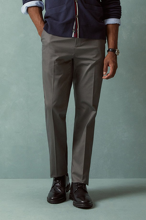 슬림핏 코튼 스트레치 어드밴티지 치노 (마그넷) (BBPCMFZ501)는 부드러운 촉감의 면 소재에 스트레치 기능이 더해져 편안한 착용감을 선사합니다. 베이직하고 캐주얼한 스타일로, 봄, 가을에 활용하기 좋은 긴 기장의 치노팬츠입니다. 출근룩과 비즈니스 캐주얼에 적합하며, 캐주얼, 클래식, 미니멀 스타일을 연출하기 좋습니다. 슬림핏으로 제작되어 세련된 핏을 자랑하며, 마그넷 컬러로 다양한 상의와 매치하기 용이합니다. 무지 디자인으로 어떤 스타일에도 잘 어울려 활용도가 높습니다.
