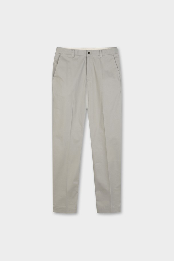 심플하고 세련된 디자인의 슬림핏 코튼 스트레치 어드밴티지 치노 (카키)입니다. 사계절 내내 활용 가능한 베이직한 아이템으로, 일상 및 비즈니스 캐주얼 스타일에 모두 잘 어울립니다. 부드러운 면과 스판덱스 혼방 소재로 제작되어 편안한 착용감과 활동성을 제공하며, 내장형 스트레치 밴딩으로 더욱 안정감 있는 핏을 선사합니다. 플랫 프론트 디자인과 테이퍼드 핏으로 다리가 길어 보이는 효과를 주며, 구김이 적어 관리가 용이합니다. 비스듬한 앞면 포켓과 버튼 뒷면 포켓 디테일로 실용성을 더했습니다.
