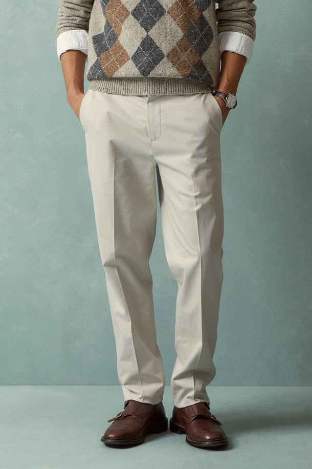 슬림핏 코튼 스트레치 어드밴티지 치노 (스톤) (BBPCMFZ501)는 남성용 치노 팬츠입니다. 데일리웨어와 일상, 출근룩, 비즈니스 캐주얼에 적합하며, 클래식, 미니멀, 캐주얼 스타일을 연출할 수 있습니다. 사계절 착용 가능하며, 면과 스판덱스 혼방 소재로 제작되어 편안한 착용감을 제공합니다. 논아이론 가공으로 구김을 최소화했으며, 슬림핏 및 테이퍼드 핏으로 세련된 실루엣을 연출합니다. 플랫 프론트 디자인과 앞면 비스듬한 포켓, 뒷면 버튼 포켓, 내장 스트레치 밴드가 특징입니다.
