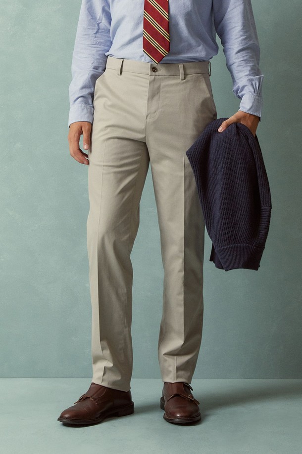 레귤러핏 헤비웨이트 어드밴티지 치노 (카키) (BBPCMMZ532)는 남성용 치노팬츠입니다. 일상 및 오피스룩, 비즈니스 캐주얼에 적합하며, 베이직하고 클래식한 스타일을 연출합니다. 사계절 착용 가능하며, 두꺼운 두께감으로 안정감을 줍니다. 면과 스판덱스 혼방 소재로 제작되어 편안한 착용감과 활동성을 제공합니다. 논아이론 가공, 슬랜트 포켓, 버튼 백포켓, 플랫 프론트 디자인이 특징이며, 핏은 레귤러핏입니다.
