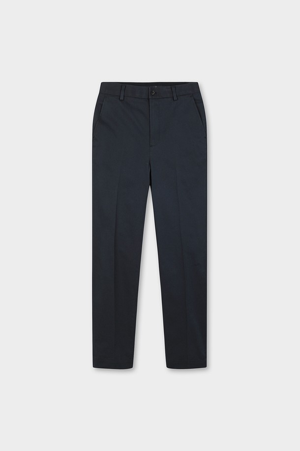 네이비 컬러의 레귤러핏 헤비웨이트 어드밴티지 치노 (BBPCMMZ532)는 클래식하고 베이직한 스타일을 추구하는 분들을 위한 사계절용 치노 팬츠입니다. 튼튼한 면과 스판덱스 혼방 소재로 제작되어 편안한 착용감과 활동성을 제공하며, 두꺼운 두께감으로 형태를 잘 유지합니다. 논아이론 처리된 원단으로 주름을 방지하고, 내부 스트레치 밴딩으로 허리 부분의 편안함을 더했습니다. 슬란트 앞주머니와 버튼 뒷주머니, 플랫 프론트 디자인으로 깔끔한 외관을 자랑하며, 출근룩이나 비즈니스 캐주얼, 데일리룩 등 다양한 TPO에 활용 가능합니다.
