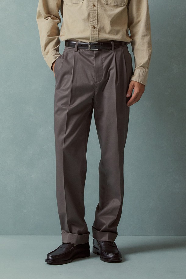 트레디셔널핏 라이트웨이트 어드밴티지 치노 (마그넷) (BBPCMMZ503)는 남성용 치노 팬츠입니다. 봄, 여름 시즌에 적합하며, 가볍고 부드러운 면 소재로 제작되어 편안한 착용감을 선사합니다. 클래식하고 베이직한 스타일로 비즈니스 캐주얼 및 출근룩에 적합하며, 미니멀하고 캐주얼한 스타일 연출에도 용이합니다. 레귤러핏에 가까운 트레디셔널핏으로, 얇은 두께감과 마그넷 컬러의 무지 디자인이 특징입니다. 긴 기장으로 다양한 상의와 매치하여 활용할 수 있습니다.
