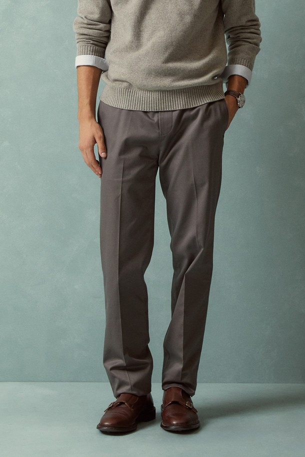 **레귤러핏 라이트웨이트 어드밴티지 치노 (마그넷) (BBPCMMZ502)**는 가볍고 시원한 착용감의 남성용 치노 팬츠입니다. 부드러운 면과 스판덱스 혼방 소재로 제작되어 편안한 활동성을 제공하며, 레귤러핏으로 제작되어 베이직하면서도 캐주얼한 스타일을 연출합니다. 마그넷 컬러의 무지 디자인으로 다양한 상의와 매치하기 용이하며, 여름철은 물론 비즈니스 캐주얼 및 출근룩으로 활용하기 좋습니다. 논아이론, 주름 방지 기능과 스트레치 소재로 편의성을 높였으며, 앞면 슬랜트 포켓과 뒷면 버튼 포켓, 부분 밴딩 디테일로 실용성을 더했습니다.
