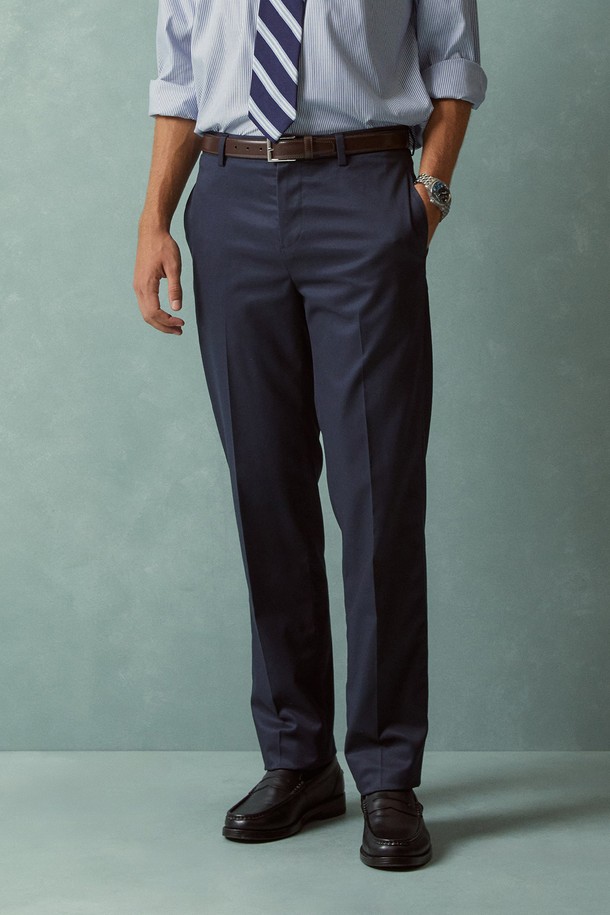 네이비 컬러의 레귤러핏 라이트웨이트 어드밴티지 치노 팬츠입니다. 봄, 여름 시즌에 적합하며, 가볍고 부드러운 면 소재로 제작되어 편안한 착용감을 선사합니다. 베이직하고 캐주얼한 스타일로, 출근룩이나 비즈니스 캐주얼에 활용하기 좋습니다. 미니멀하고 클래식한 디자인으로 다양한 상의와 매치하여 스타일리시하게 연출할 수 있습니다. 얇은 두께감과 레귤러핏으로 시원하고 깔끔한 핏을 제공합니다.
