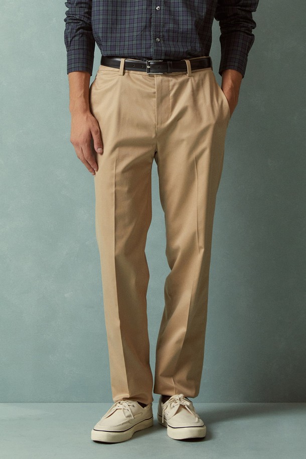 레귤러핏 라이트웨이트 어드밴티지 치노 (브리티쉬카키) (BBPCMMZ502)는 남성용 치노 팬츠입니다. 봄, 여름, 가을에 착용하기 적합하며, 일상 및 출근룩, 비즈니스 캐주얼에 어울립니다. 부드러운 면 소재에 얇은 두께감으로 편안한 착용감을 선사하며, 레귤러핏 디자인으로 제작되었습니다. 베이직, 캐주얼, 미니멀, 클래식 스타일을 연출하기 좋으며, 무지 패턴의 브리티쉬카키 컬러가 어떤 상의에도 잘 어울립니다.
