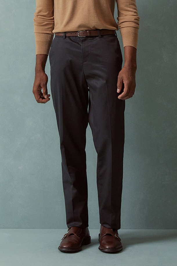 **슬림핏 라이트웨이트 어드밴티지 치노 (블랙) (BBPCMMZ501)**

가볍고 시원한 착용감의 남성용 슬림핏 치노 팬츠입니다. 봄, 여름, 가을 세 계절 활용 가능하며, 베이직하고 캐주얼한 스타일을 연출합니다. 면 소재로 제작되어 부드러운 촉감을 제공하며, 슬림핏 디자인으로 깔끔한 핏을 선사합니다. 출근룩과 비즈니스 캐주얼에 적합하며, 미니멀, 캐주얼, 클래식 스타일을 즐겨 입는 남성에게 추천합니다. 무지 디자인의 블랙 컬러로 어떤 상의와도 매치하기 용이합니다.
