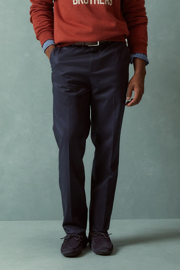 **슬림핏 라이트웨이트 어드밴티지 치노 (네이비) (BBPCMMZ501)**는 봄, 여름, 가을에 착용하기 좋은 남성용 슬림핏 치노 팬츠입니다. 가볍고 부드러운 면 소재로 제작되어 편안한 착용감을 선사하며, 베이직하고 캐주얼한 스타일을 연출하기에 좋습니다. 차분한 네이비 컬러와 무지 디자인으로 다양한 상의와 손쉽게 매치할 수 있습니다. 얇은 두께감으로 시원하게 착용 가능하며, 슬림핏 디자인이 다리 라인을 깔끔하게 잡아줍니다. 일상생활에서 미니멀한 스타일을 즐기기에 적합한 아이템입니다.
