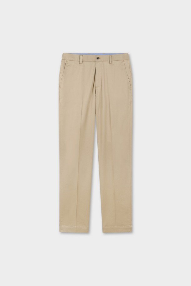 **슬림핏 라이트웨이트 어드밴티지 치노 (브리티쉬카키) (BBPCMMZ501)**

가볍고 시원한 착용감의 슬림핏 라이트웨이트 어드밴티지 치노 팬츠입니다. 브리티쉬 카키 컬러에 무지 디자인으로, 출근룩과 비즈니스 캐주얼에 적합합니다. 허리 부분 내장 스트레치 밴드로 편안함을 더했으며, 논아이론 가공으로 관리가 용이합니다. 코튼과 스판덱스 혼방 소재로 제작되어 신축성 있는 활동성을 제공합니다. 앞면 비스듬한 포켓과 뒷면 버튼 포켓, 플랫 프론트 디자인으로 깔끔한 스타일을 연출합니다.
