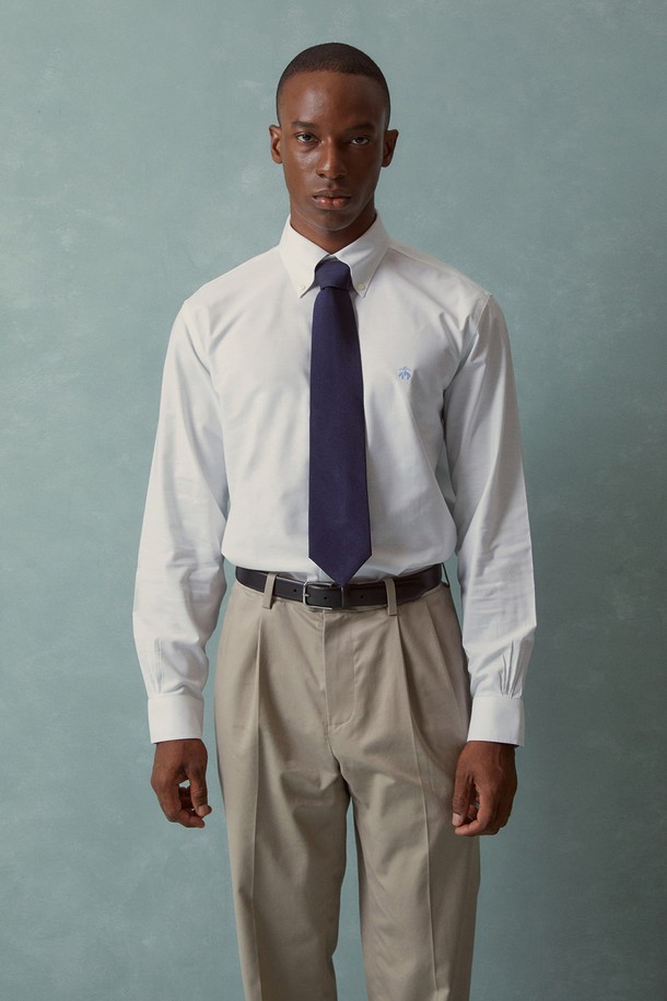 논아이런 옥스포드 셔츠 (화이트) (BBTHMNZ501)는 남성용 상의로, 일상 및 비즈니스 상황 모두에 적합한 셔츠입니다. 부드러운 촉감의 면 소재에 논아이런 기능을 더해 구김 없이 편안하게 착용할 수 있습니다. 클래식하고 베이직한 스타일로, 레귤러핏과 긴소매 디자인이 특징입니다. 차이나 칼라가 돋보이며, 사계절 내내 활용 가능한 실용적인 아이템입니다. 출근룩, 비즈니스 캐주얼, 오피스룩 등 다양한 TPO에 미니멀하게 연출하기 좋습니다.
