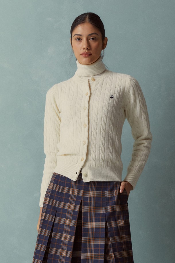 [여성] 울 케이블 가디건 (아이보리) (BBWCWBF402)은 부드러운 울 소재로 제작되어 가을과 겨울에 따뜻하게 착용하기 좋은 여성 가디건입니다. 라운드 넥과 긴 소매, 레귤러 핏으로 클래식하고 베이직한 디자인을 연출하며, 케이블 패턴이 돋보입니다. 두께감 있는 니트 소재로 포근함을 더하고 버튼 여밈 방식으로 편안하게 착용할 수 있습니다. 출근룩과 모임룩은 물론, 미니멀, 캐주얼 스타일에도 잘 어울려 다양한 스타일링을 즐길 수 있습니다.
