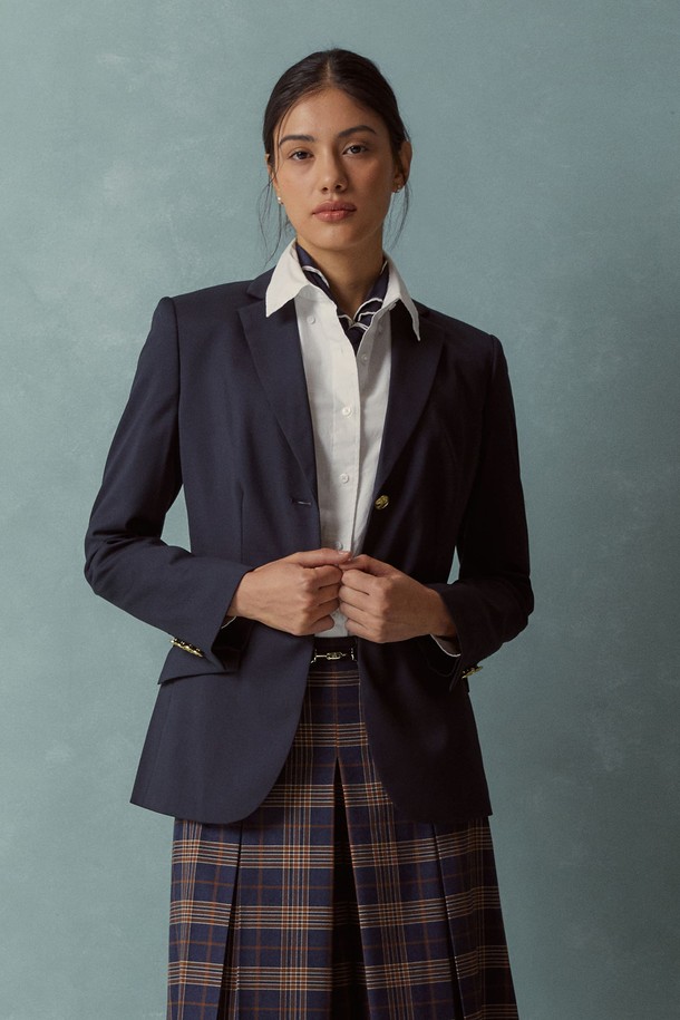 세련된 무드의 여성 울 싱글 2버튼 금장 블레이저 (네이비)입니다. 포멀, 비즈니스 룩에 어울리는 클래식하고 엘레강스한 스타일을 연출합니다. 고급스러운 울 소재, 슬림핏 디자인으로 시크한 실루엣을 완성하며, 허리 다트와 얇은 숄더 패딩이 섬세한 핏을 잡아줍니다. 싱글 버튼 여밈과 금장 버튼 디테일이 포인트이며, 봄, 가을 시즌에 활용하기 좋습니다. 오피스룩, 비즈니스 캐주얼, 출근룩에 활용하여 세련된 스타일을 연출해보세요.
