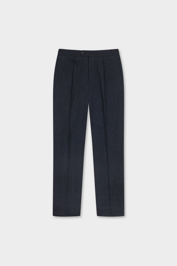 네이비 컬러의 코튼 플란넬 헤링본 트라우저 (BBPCMNF406)입니다. 부드러운 촉감의 면과 플란넬 소재로 제작되어 가을, 겨울 시즌에 따뜻하게 착용하기 좋습니다. 헤링본 패턴이 클래식한 무드를 더하며, 레귤러 핏으로 편안한 착용감을 선사합니다. 출근룩, 비즈니스 캐주얼, 모임룩 등 다양한 TPO에 활용 가능하며, 미니멀, 캐주얼 스타일과 잘 어울립니다.
