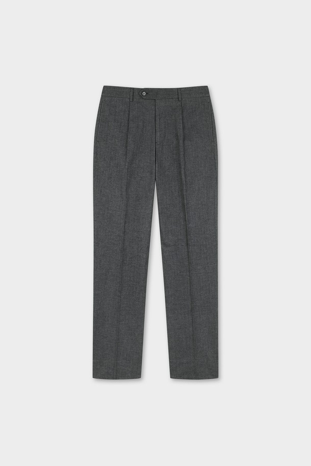 **코튼 플란넬 헤링본 트라우저 (그레이) (BBPCMNF406)**

부드러운 코튼 플란넬 소재로 제작되어 가을과 겨울에 따뜻하게 착용하기 좋은 남성용 트라우저입니다. 클래식한 무드의 레귤러핏으로, 헤링본 패턴이 세련된 느낌을 더합니다. 오피스룩, 비즈니스 캐주얼, 모임룩 등 다양한 TPO에 활용하기 좋으며, 미니멀한 스타일을 연출하기에도 적합합니다. 두께감 있는 소재로 제작되어 보온성이 뛰어나며, 부드러운 촉감이 특징입니다.
