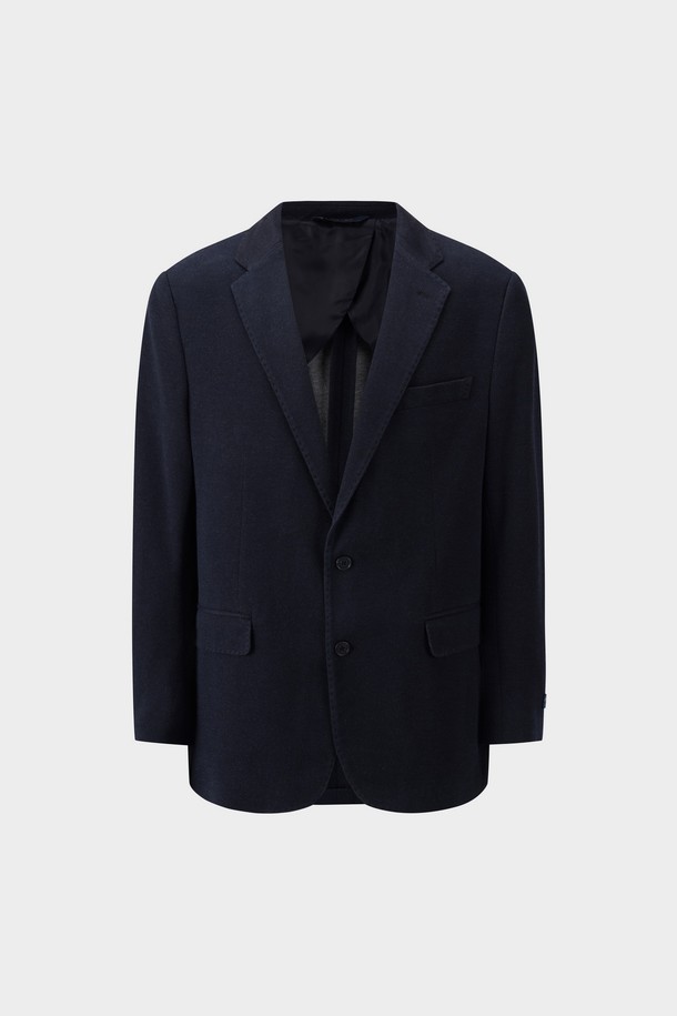 네이비 컬러의 솔리드 니트 재킷(BBJSMFF301)입니다. 부드러운 니트 소재로 제작되어 봄, 가을에 착용하기 좋으며, 레귤러핏과 중간 두께감으로 편안한 착용감을 선사합니다. 베이직하고 클래식한 스타일로, 오피스룩, 비즈니스 캐주얼, 출근룩 등 다양한 TPO에 활용할 수 있습니다. 싱글 버튼 여밈 방식과 긴 소매 기장, 솔리드 디자인으로 미니멀하고 세련된 분위기를 연출합니다.
