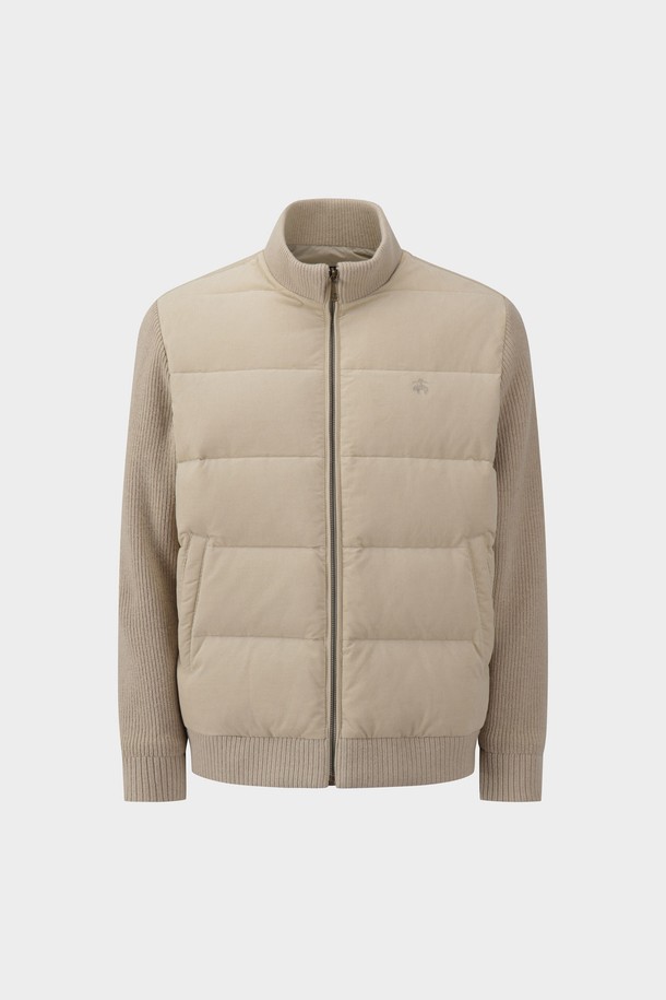 아이보리 컬러의 하이브리드 니트점퍼 (BBOPMBF403)입니다. 여성 의류로, 가을과 겨울에 따뜻하게 착용하기 좋습니다. 하이넥 디자인과 패딩 디테일이 돋보이며, 부드러운 니트 소재로 제작되어 편안한 촉감을 선사합니다. 집업 스타일의 레귤러핏 크롭 기장으로, 베이직하면서도 캐주얼한 스타일을 연출합니다. 출근룩, 미니멀, 클래식 스타일을 선호하는 분들께 추천합니다.
