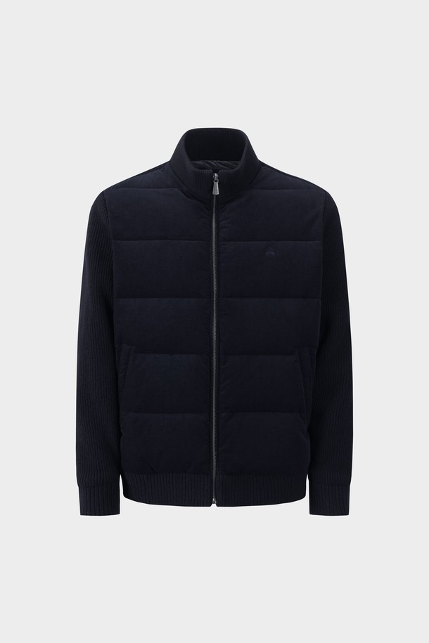 다크 네이비 컬러의 하이브리드 니트점퍼 (BBOPMBF403) 입니다. 가을, 겨울 시즌에 어울리는 두꺼운 두께감의 니트 소재로 제작되어 부드러운 촉감을 선사합니다. 남성용 레귤러핏 점퍼로, 캐주얼, 베이직 스타일을 연출하기 좋습니다. 집업 스타일의 긴 소매 디자인이며, 출근룩 또는 비즈니스 캐주얼에 적합합니다. 무지 패턴으로 미니멀하고 클래식한 분위기를 더해줍니다.
