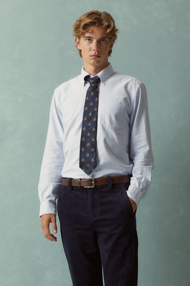 프라이데이 옥스포드 캔디 스트라이프 셔츠 (블루) (BBTHMMF304)는 남성용 셔츠로, 봄과 여름에 착용하기 좋은 얇은 두께의 옥스포드 면 소재로 제작되었습니다. 차이나 칼라와 긴소매 디자인, 레귤러핏으로 제작되어 베이직하면서도 캐주얼한 스타일을 연출합니다. 캔디 스트라이프 패턴은 경쾌한 느낌을 더하며, 출근룩이나 비즈니스 캐주얼, 캐주얼, 클래식, 미니멀 스타일 모두에 잘 어울립니다. 부드러운 촉감으로 편안하게 착용할 수 있으며, 셔츠 특유의 깔끔한 분위기를 선사합니다.
