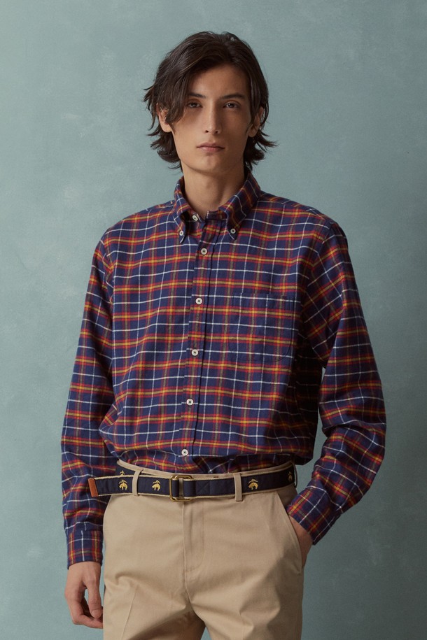 소멜로스 플란넬 체크 셔츠 (네이비) (BBTHMMF401)는 부드러운 촉감의 플란넬 소재로 제작되어 가을과 겨울에 따뜻하게 착용할 수 있는 남성용 셔츠입니다. 캐주얼, 베이직 스타일로 일상에서 편안하게 즐겨 입을 수 있으며, 출근룩이나 비즈니스 캐주얼에도 활용하기 좋습니다. 레귤러핏에 긴소매, 체크 패턴, 차이나칼라 디자인으로, 버튼다운 디테일이 특징입니다. 두께감이 있어 겨울철에도 따뜻하게 입을 수 있으며, 미니멀하고 클래식한 스타일을 연출하기 좋습니다.
