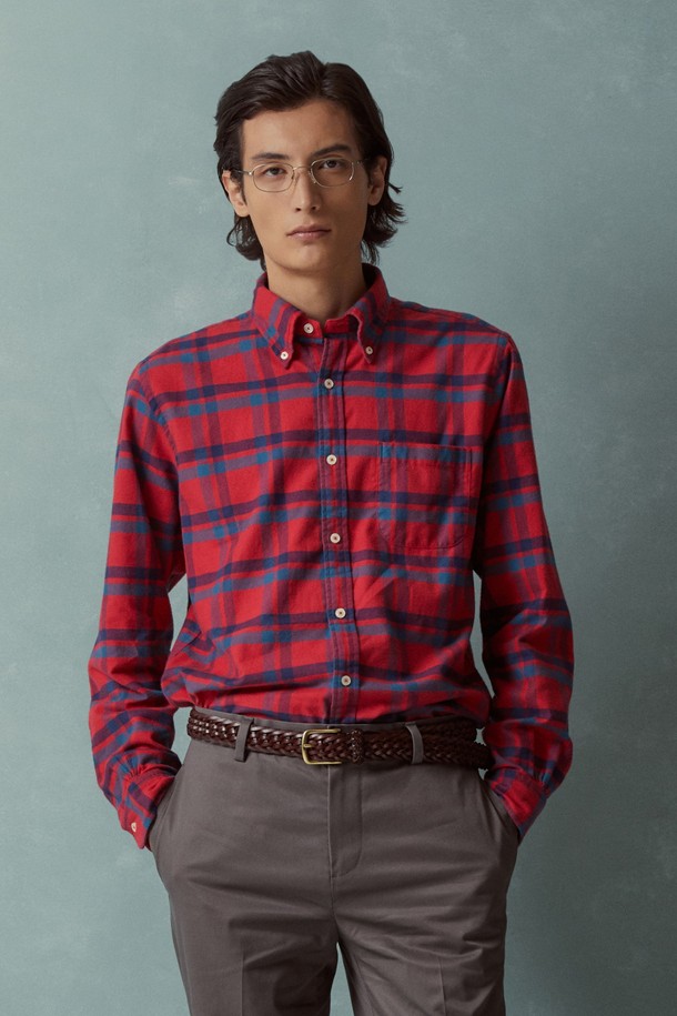 소멜로스 플란넬 체크 셔츠 (레드) (BBTHMMF401)는 남성용 상의 셔츠입니다. 가을과 겨울에 어울리는 두꺼운 두께감과 부드러운 플란넬 소재로 제작되어 따뜻하고 포근한 착용감을 선사합니다. 레드와 네이비 컬러의 체크 패턴이 캐주얼한 스타일을 연출하며, 버튼다운 네크라인과 긴 소매, 레귤러 핏으로 편안하게 착용할 수 있습니다. 출근룩과 모임룩, 그리고 캐주얼, 클래식, 미니멀한 스타일 연출에 적합한 아이템입니다.
