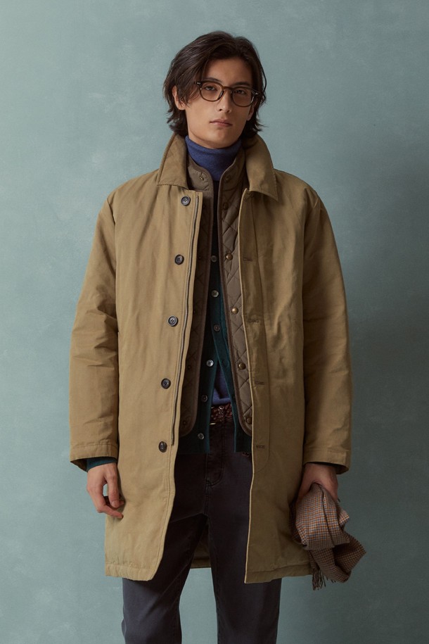 베이직하고 클래식한 스타일의 여성용 디테처블 다운 코트입니다. 롱 기장에 두꺼운 두께감으로 겨울철 따뜻하게 착용할 수 있습니다. 무지 패턴의 베이지 컬러로 어떤 옷에도 잘 어울리며, 출근룩에 적합합니다. 버튼 여밈 방식과 레귤러핏으로 깔끔한 실루엣을 연출합니다. 디테처블 디자인으로 다양한 스타일을 연출할 수 있습니다.
