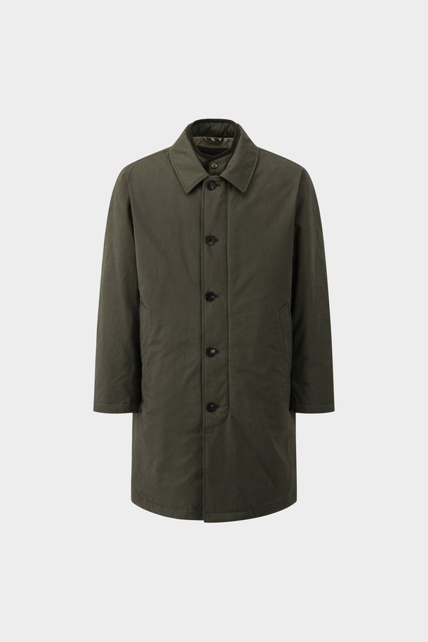 세련된 남성 겨울 스타일을 완성하는 디테처블 다운 코트입니다. 카키 색상으로 출시되어, 베이직하고 미니멀한 디자인을 선호하는 남성분들께 적합합니다. 넉넉한 레귤러핏과 부드러운 나일론 소재, 두꺼운 두께감으로 따뜻하고 편안한 착용감을 제공합니다. 출근룩에 완벽하게 어울리며, 탈부착 가능한 디자인으로 다양한 연출이 가능합니다. 긴 소매와 버튼 여밈 방식이 특징이며, 미니멀, 클래식, 캐주얼 스타일을 모두 소화할 수 있습니다.
