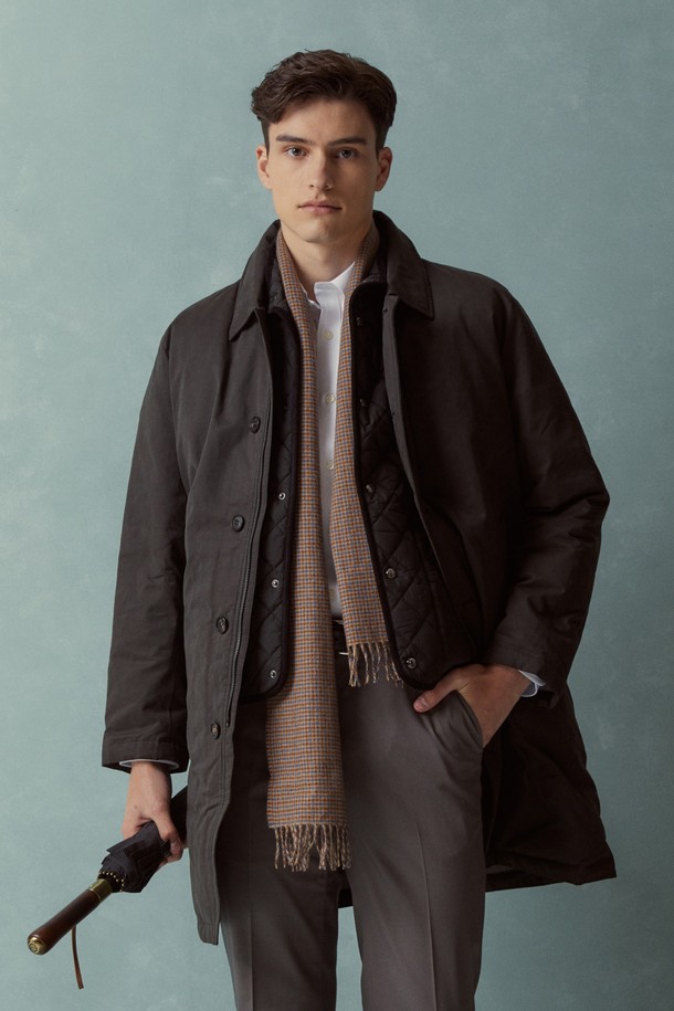 차콜 색상의 남성용 디테처블 다운코트입니다. 추운 겨울철, 출근룩과 미니멀, 클래식 스타일을 모두 아우르는 베이직한 디자인으로 활용도가 높습니다. 부드러운 촉감의 나일론 소재와 두꺼운 두께감, 패딩 안감으로 보온성을 극대화했습니다. 롱 기장의 레귤러핏으로 제작되었으며, 버튼 여밈 방식과 긴 소매 디자인이 특징입니다. 탈부착 가능한 디자인으로 다양한 스타일 연출이 가능합니다.
