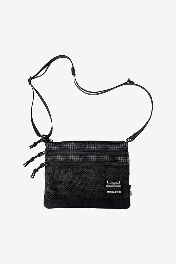 BW 사코슈 2.0은 나일론 소재의 블랙 색상 사각 형태 사코슈입니다. 생활 방수 기능과 경량성을 갖춰 캠핑 및 일상생활에서 편리하게 사용 가능합니다. 가방 내부에는 멀티 포켓이 있어 수납력을 높였으며, 지퍼형 잠금 방식으로 내용물을 안전하게 보관할 수 있습니다. 숄더 스트랩이 있어 어깨에 메거나 크로스백으로 활용하여 다양한 스타일을 연출할 수 있습니다. 스몰 사이즈로 가볍게 소지품을 챙길 수 있어 활동적인 날에 적합합니다.
