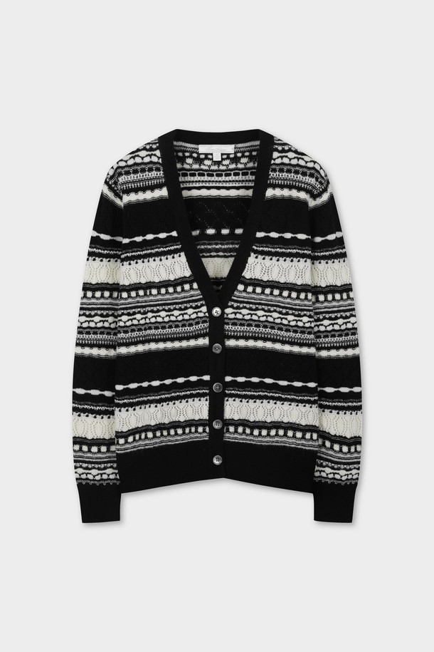 [여성] 울 멀티 스티치 가디건 (멀티) (BBWCWFF401)은 겨울과 가을에 어울리는 여성용 가디건입니다. 블랙과 화이트 색상으로 출시되었으며, 클래식한 스타일을 연출하기 좋습니다. 부드러운 촉감의 울 소재와 두꺼운 두께감으로 따뜻하게 착용할 수 있으며, 레귤러핏과 V넥 디자인으로 편안함을 더했습니다. 멀티 스티치 디테일과 노르딕, 기하학 패턴이 돋보이며, 데이트룩, 모임룩, 출근룩 등 다양한 TPO에 활용 가능합니다.
