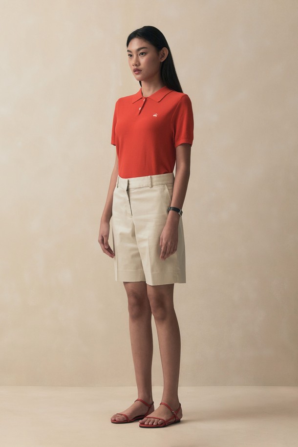[여성] 코튼 폴로 반팔 스웨터 (레드) (BBWTWB202ADFM)는 부드러운 면 소재로 제작되어 시원하고 편안한 착용감을 선사합니다. 레귤러 핏과 반소매 디자인으로, 베이직하면서도 캐주얼한 스타일을 연출하며, 봄, 여름 시즌에 활용하기 좋습니다. 왼쪽 가슴에는 로고 자수 디테일이 포인트로 들어가 있으며, 신축성 있는 소재로 활동성을 높였습니다. 데이트룩, 카페룩, 봄 소풍룩 등 다양한 TPO에 맞춰 클래식, 미니멀한 스타일을 완성해보세요. 폴로넥 디자인이 세련된 분위기를 더하는 레귤러 기장의 여성 폴로 스웨터입니다.
