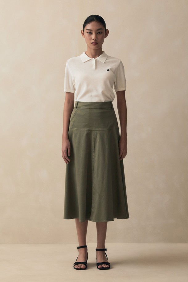 [여성] 코튼 폴로 반팔 스웨터 (화이트)는 부드러운 촉감의 면 소재로 제작되어 시원하고 편안한 착용감을 선사합니다. 레귤러 핏으로 제작되었으며, 신축성이 뛰어난 코튼사를 사용하여 활동성을 높였습니다. 깔끔한 폴로넥 디자인에 왼쪽 가슴 부분의 로고 자수 디테일이 돋보입니다. 베이직하고 캐주얼한 스타일로 데이트룩, 카페룩, 봄 소풍룩 등 다양한 TPO에 활용하기 좋습니다. 미니멀하고 클래식한 스타일을 즐기는 여성분들께 추천합니다.
