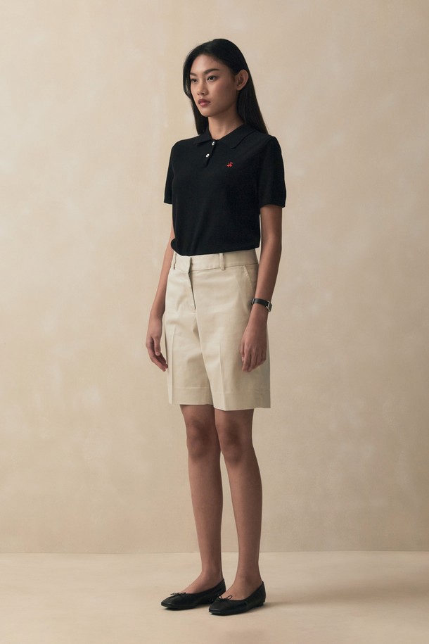 세련된 블랙 컬러의 여성 코튼 폴로 반팔 스웨터입니다. 부드러운 면 소재로 제작되어 봄, 여름 시즌에 시원하고 편안하게 착용할 수 있습니다. 레귤러 핏으로 어떤 스타일에도 잘 어울리며, 왼쪽 가슴에 시그니처 로고 자수 디테일이 돋보입니다. 베이직하면서도 클래식한 디자인으로 데이트룩, 카페룩, 출근룩 등 다양한 TPO에 활용 가능합니다. 신축성 있는 면사 텍스처가 편안함을 더해줍니다.
