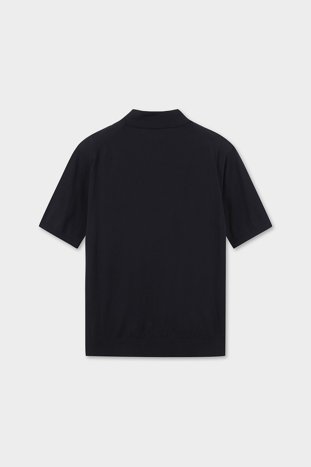 코튼 폴로 반팔 스웨터 (블랙)는 부드러운 면 소재로 제작되어 봄, 여름에 편안하게 착용할 수 있습니다. 레귤러 핏과 반소매 디자인으로 시원하고 활동적인 느낌을 주며, 일상 및 데이트룩, 카페룩에 잘 어울립니다. 클래식하고 베이직한 스타일을 기반으로, 가슴 부분의 로고 자수가 포인트로 들어가 미니멀하면서도 세련된 분위기를 연출합니다. 폴로넥 디자인으로 깔끔한 인상을 주어 다양한 스타일링에 활용하기 좋습니다. 얇은 두께감으로 가볍게 걸치기 좋으며, 부드러운 촉감이 특징입니다.
