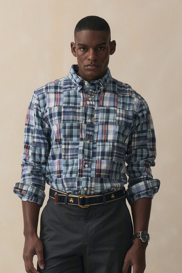 레귤러핏 마드라스 패치워크 셔츠 (멀티)는 남성용 셔츠로, 캐주얼한 스타일을 연출하기에 좋습니다. 봄, 여름, 가을 계절에 적합하며, 부드러운 면 소재로 제작되어 편안한 착용감을 선사합니다. 다양한 색상의 마드라스 체크 패턴과 패치워크 디자인이 특징이며, 긴 소매와 레귤러핏으로 제작되었습니다. 카라 디자인으로, 일상 속에서 개성있는 스타일을 완성할 수 있습니다.
