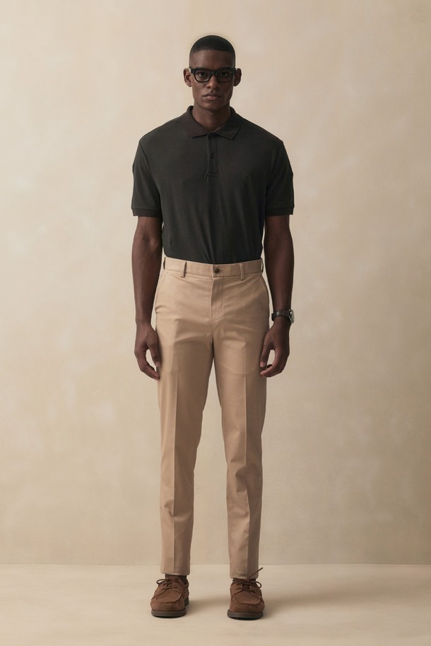 [Online Exclusive] 로고 코튼 피케 폴로셔츠 (차콜)는 남성만을 위해 디자인된 상의입니다. 봄, 여름 시즌에 어울리는 레귤러핏 반소매 폴로셔츠로, 차콜 컬러의 베이직하고 클래식한 스타일을 연출합니다. 부드러운 면 소재로 제작되어 편안한 착용감을 제공하며, 가슴 부분의 골든 풀 리스 자수 로고가 특징입니다. 데이트룩, 카페룩 등 다양한 TPO에 활용 가능하며, 클래식, 미니멀, 캐주얼 스타일을 즐기는 분들께 추천합니다.
