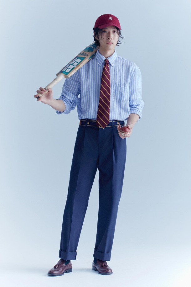 라이트블루 컬러의 린넨 스트라이프 셔츠 (린넨 셔츠)입니다. 봄, 여름 시즌에 어울리는 얇은 두께감의 레귤러핏 셔츠로, 베이직하고 클래식한 스타일을 연출합니다. 100% 린넨 소재로 제작되어 뻣뻣한 촉감이 특징이며, 차이나 칼라와 긴 소매 디자인으로 깔끔함을 더했습니다. 롤업 소매가 가능하여 다양한 스타일을 연출할 수 있으며, 데이트룩, 카페룩, 여행룩 등 TPO에 맞춰 클래식, 미니멀, 캐주얼 스타일을 완성해보세요.
