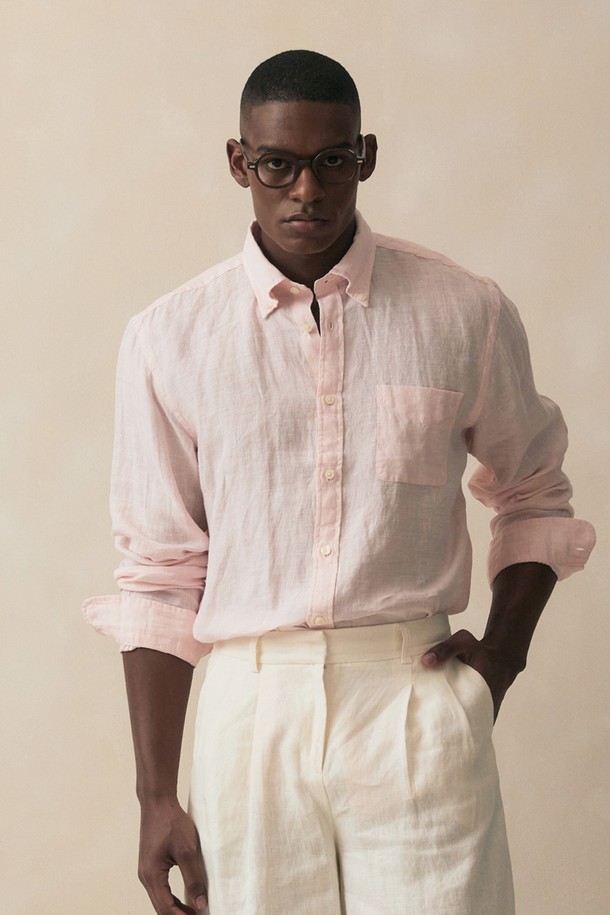 따뜻한 햇살을 담은 듯한 린넨 폴로버튼다운 셔츠 (오렌지) (BBTHMF8102FFM)입니다. 시원하고 통기성이 좋은 린넨 소재로 제작되어 여름철에도 쾌적하게 착용 가능합니다. 캐주얼 또는 클래식 스타일을 연출하기 좋으며, 휴가룩이나 여행룩에 매치하기 좋습니다. 레귤러핏과 릴랙스핏으로 편안한 착용감을 선사하며, 왼쪽 가슴 포켓과 칼라 끝단의 섬세한 주름 디테일이 돋보입니다. 버튼다운 칼라 디자인으로 깔끔한 멋을 더했습니다.
