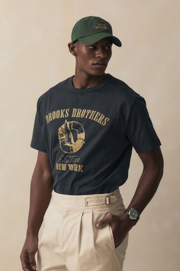 네이비 컬러의 레터링 그래픽 반팔 티셔츠입니다. 부드러운 면 저지 소재로 제작되어 편안한 착용감을 선사합니다. 캐주얼하고 베이직한 스타일로, 일상에서 폭넓게 활용하기 좋습니다. 그래픽 포인트 디자인으로 개성을 더했으며, 레귤러핏 라운드넥 디자인으로 깔끔한 실루엣을 연출합니다. 동네 마실룩이나 여행룩 등 편안한 스타일 연출에 용이합니다.
