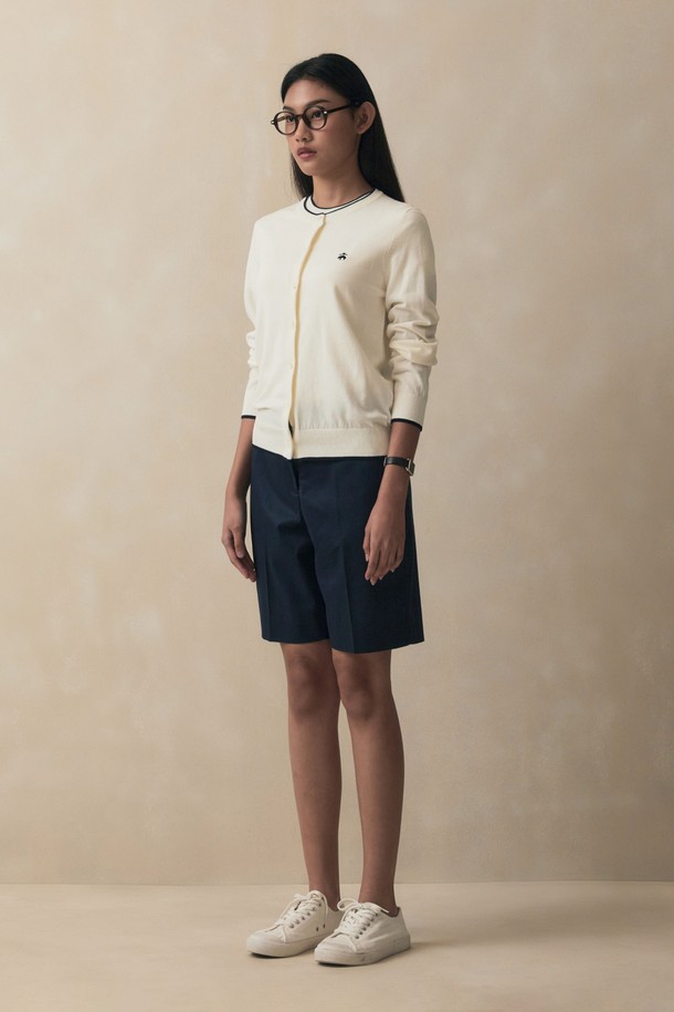 [여성] 코튼 배색 가디건 (화이트) (BBWCWB102AAFS)는 부드러운 면 소재로 제작되어 봄, 여름 시즌에 쾌적하게 착용할 수 있는 여성 가디건입니다. 라운드 넥과 긴 소매 디자인으로, 레귤러 핏의 베이직하고 클래식한 스타일을 연출합니다. 화이트 컬러 바탕에 배색 디테일이 더해져 미니멀하면서도 세련된 느낌을 줍니다. 버튼 여밈과 립 디테일, 브랜드 로고 자수 디테일이 특징이며, 데이트룩이나 카페룩 등 다양한 TPO에 활용 가능합니다.
