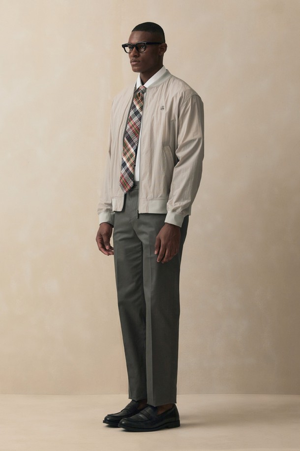 라이트 그레이 색상의 라이트 웨이트 봄버 재킷입니다. 남성용으로, 캐주얼, 스포티, 미니멀 스타일을 연출하기 좋습니다. 봄 시즌에 적합하며, 얇고 부드러운 촉감의 나일론, 면, 린넨, 폴리우레탄 혼방 소재로 제작되었습니다. 릴랙스 핏에 긴 소매, 집업 여밈 방식을 갖추었으며, 소매 밴딩과 신축성, 통기성이 특징입니다. 산책룩, 여행룩에 활용하기 좋은 아이템입니다.
