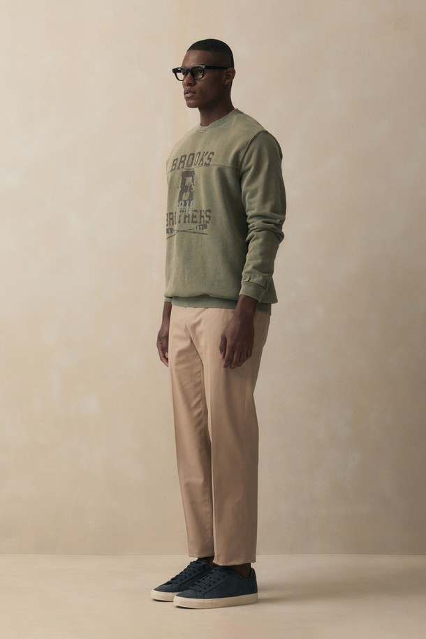 [Heritage] 가먼트다잉 스웨트셔츠 (카키) (BBNPMB151A2FS)는 아메리칸 빈티지 캐주얼 스타일을 추구하는 남성 고객을 위한 상의입니다. 봄, 가을, 겨울 계절에 적합하며, 일상 용도로 활용하기 좋습니다. 릴랙스 핏의 라운드넥 스웨트셔츠로, 캐주얼 및 클래식 스타일을 연출할 수 있습니다. 가먼트다잉 공법을 적용하여 자연스러운 색감과 빈티지한 분위기를 더했습니다. 두꺼운 면 소재에 로고 및 그래픽 패턴이 특징이며, 가을 나들이룩과 겨울 데일리룩에 활용하기 좋습니다.
