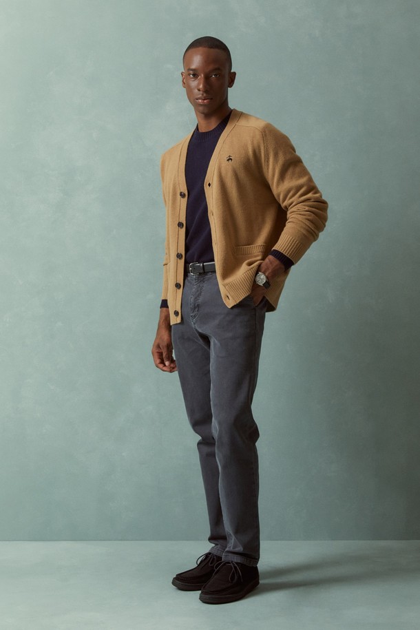 따뜻하고 부드러운 촉감의 공용 울 가디건입니다. 가을과 겨울에 어울리는 두꺼운 두께감으로 보온성을 높였습니다. 베이직하고 클래식한 스타일로, 레귤러핏과 브이넥 디자인이 특징입니다. 레글런 슬리브와 골든플리스 로고 디테일이 돋보이며, 버튼 여밈 방식으로 편안하게 착용할 수 있습니다. 일상, 카페, 모임 등 다양한 TPO에 맞춰 클래식, 미니멀, 캐주얼 스타일을 연출해보세요.
