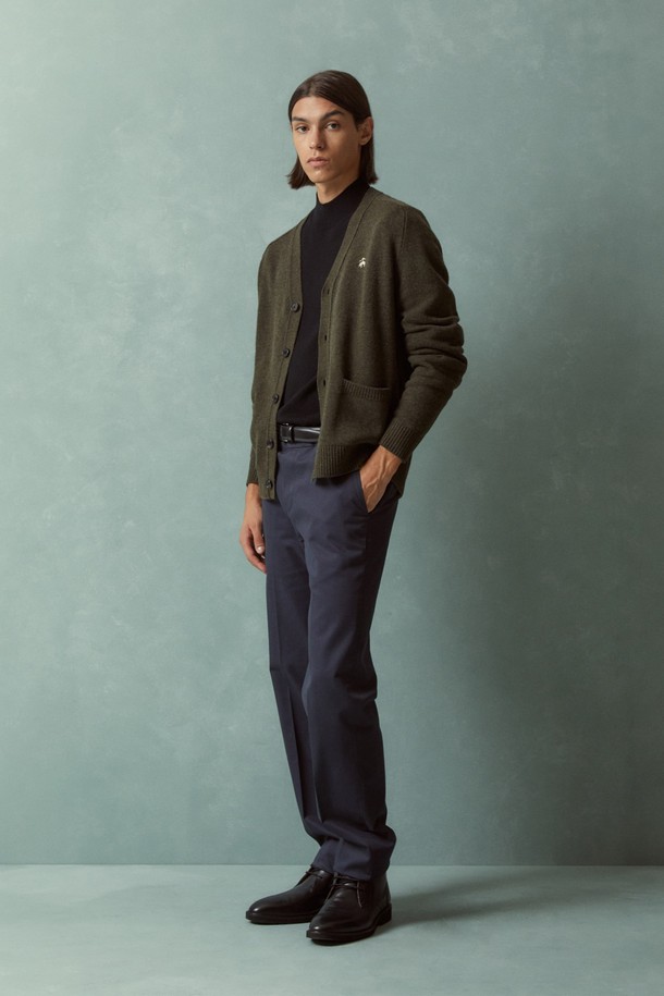 **울 가디건 (카키) (BBWCMBF405)**

가을, 겨울 시즌에 어울리는 베이직하고 클래식한 스타일의 울 가디건입니다. 두꺼운 두께감으로 보온성을 높였으며, 라글란 소매 디자인으로 편안한 착용감을 선사합니다. 부드러운 V넥 라인과 싱글 버튼 여밈으로 깔끔한 실루엣을 연출하며, 골든 플리스 로고 디테일이 은은한 포인트를 더합니다. 데일리룩에 활용하기 좋은 레귤러핏 카키 컬러의 울 가디건입니다.
