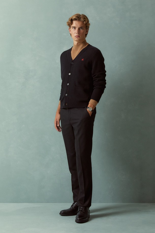 블랙 컬러의 울 가디건 (울 가디건 (블랙) (BBWCMBF405))입니다. 여성용으로 가을, 겨울에 착용하기 좋은 두꺼운 두께감의 긴 소매 크롭 기장 가디건입니다. 부드러운 촉감의 울 소재로 제작되었으며, 베이직하고 미니멀한 스타일을 연출합니다. V넥 라인에 버튼 여밈 방식이며, 포켓 디테일이 있어 실용성을 더했습니다. 겨울 데일리룩, 모임룩, 데이트룩 등 다양한 TPO에 활용할 수 있는 아이템입니다.
